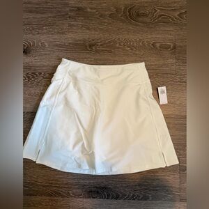 NWT Old Navy Powersoft Skort in White Lillies- Size Small